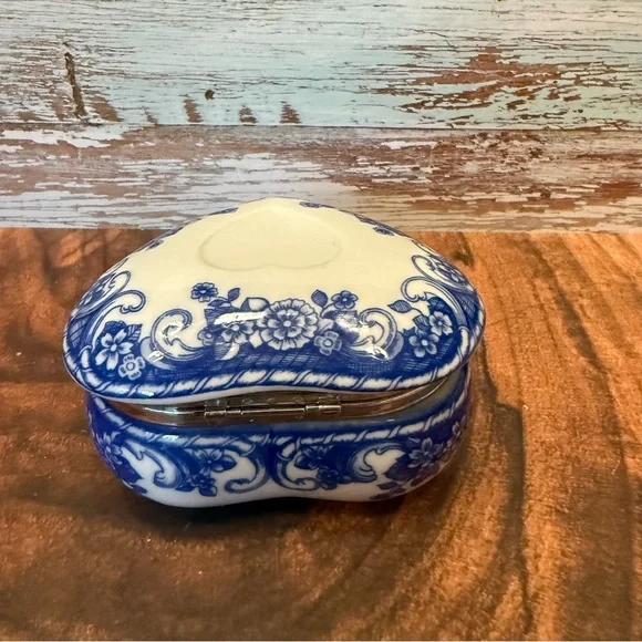 Porcelain Music Trinket Lidded Box Blue and White Plays “I will always love you” - Picture 3 of 9